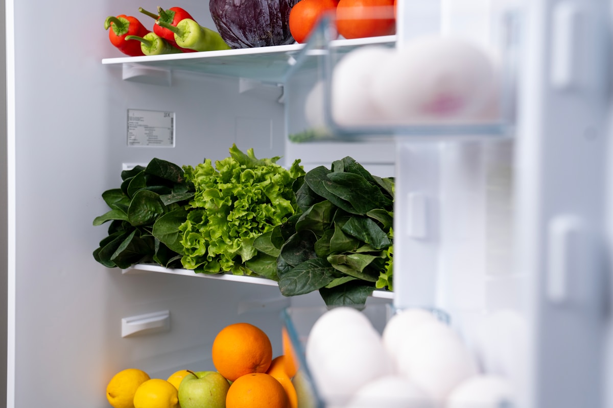 Свіжі продукти на полицях холодильника після відновлення охолодження